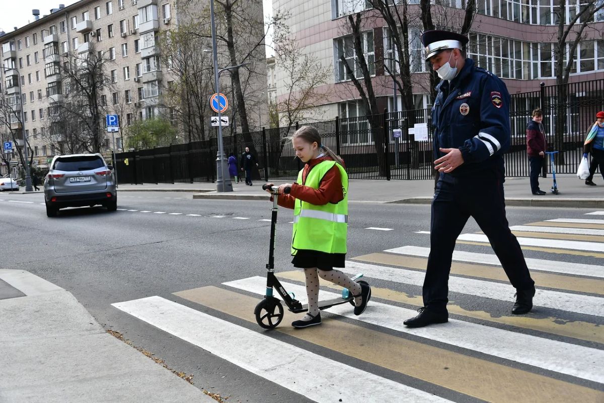 Самокат пешеход. Самокат на пешеходном переходе. ПДД Москва. Человек на самокате на пешеходном переходе. ПДД самокаты 2022.